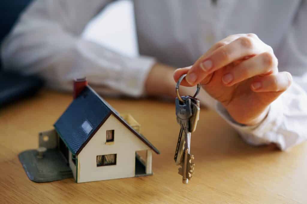 Acheteur tenant les clés de son nouveau bien immobilier obtenu en viager..